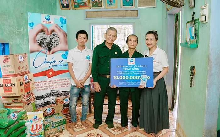 Hình ảnh tổng quan về TOT88 và thương hiệu 777king99, thể hiện sự sang trọng và đa dạng trò chơi.