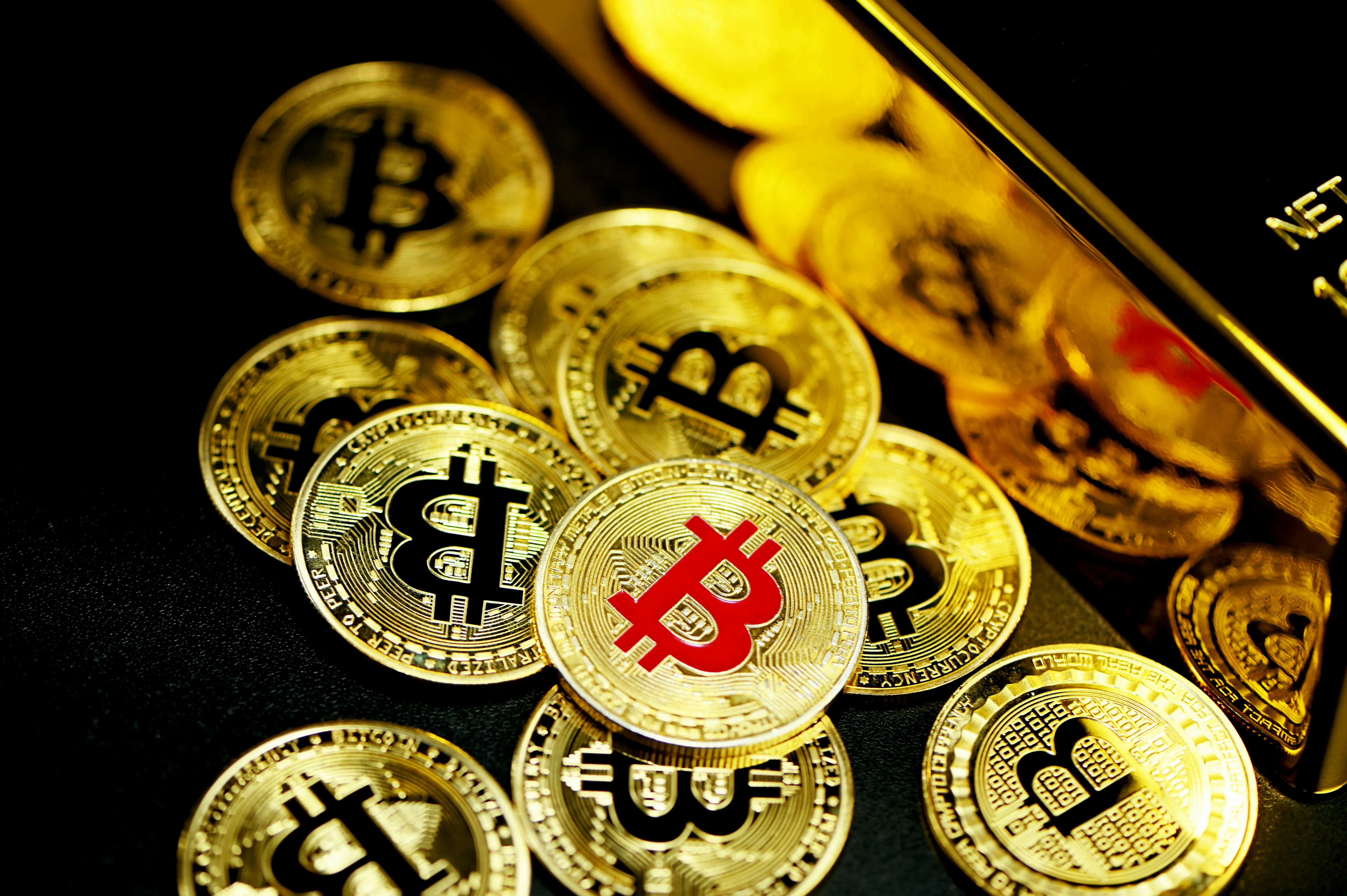 Hình ảnh minh họa việc thu thập dữ liệu an toàn tại 777king99, với các biểu tượng bảo mật và luồng thông tin được mã hóa, tông màu vàng và đỏ chủ đạo.